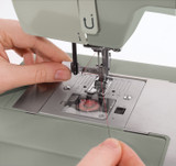 SINGER Heavy Duty 4452 needle threader